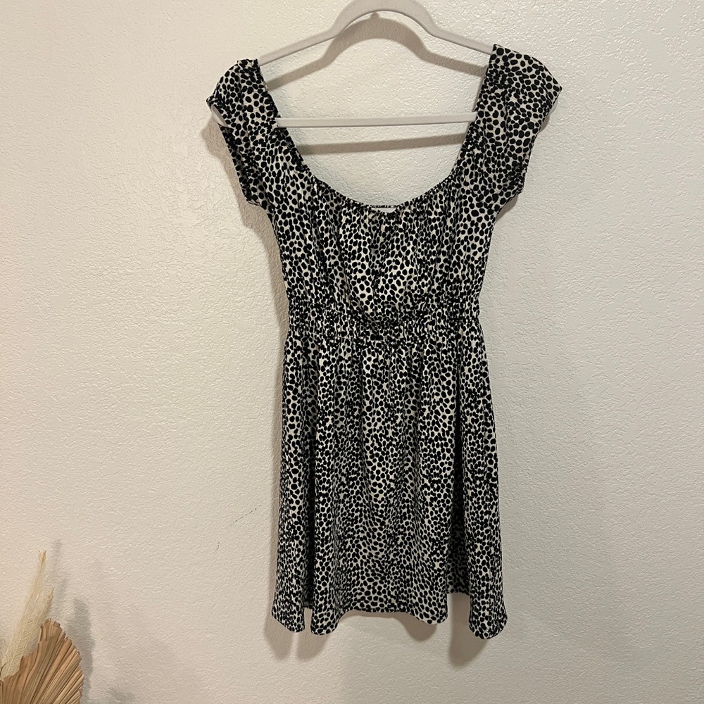 Mini dress in cute leopard print size 2 (small) fits loose and flows nice